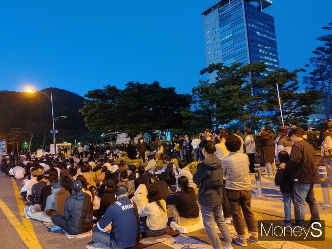 최근 실시된 무안 오룡지구 '힐스테이트 오룡' 아파트 입주자 사전점검에서 5만8000여건의 하자가 접수된 가운데 입주예정자 수백명이 도청에서 촛불집회를 하며 항의하고 있다./홍기철기자