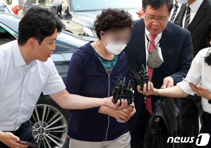 통장잔고증명서 위조 등 혐의를 받고 있는 윤석열 대통령의 장모 최은순 씨(76)가 2023년 7월 21일 경기도 의정부시 의정부지방법원에서 열린 항소심 선고 공판에 출석하고 있다. 이날 최 씨는 징역 1년형과 함께 법정구속됐다.  2023.7.21/뉴스1 ⓒ News1 박세연 기자