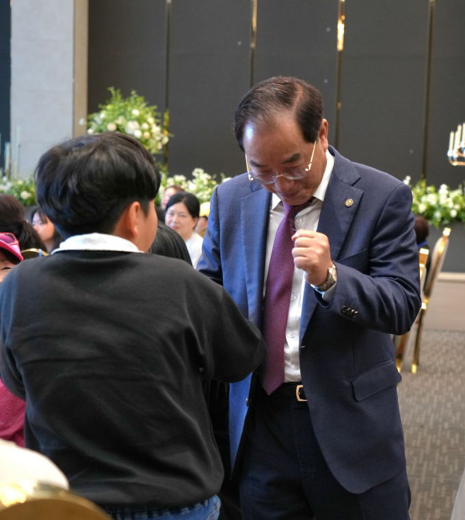 지난 9일 열린 가족치유캠프를 찾아 참가학생을 격려하고 있는 하윤수 부산교육감/사진=부산교육청