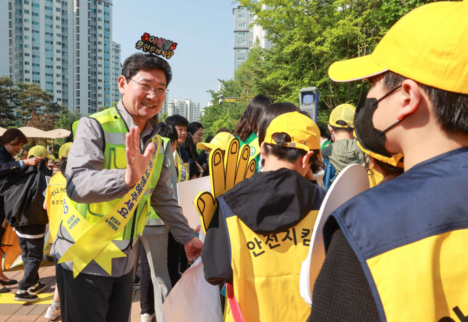 이상일 용인특례시장(왼쪽 찻번째)이 9일 용인백현초등학교 앞에서 학생들의 안전을 위한 활동을 하고 있다. / 사진제공=용인특례시