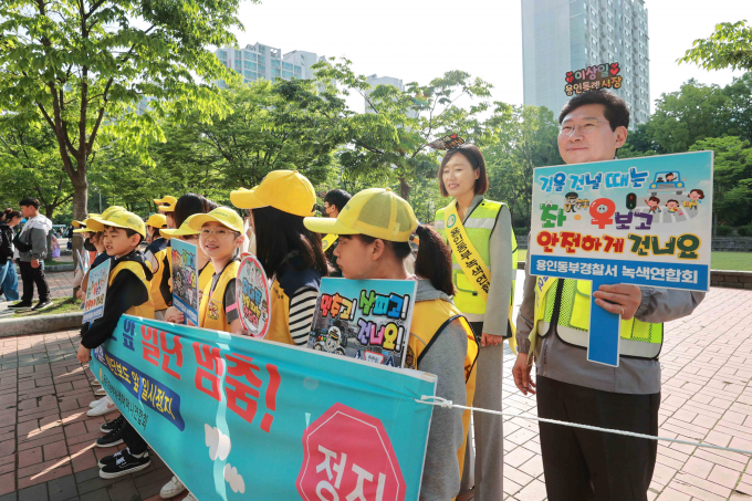 이상일 용인특례시장(오른쪽)이 9일 용인백현초등학교 앞에서 학생들의 안전을 위한 활동을 하고 있다. / 사진제공=용인특례시