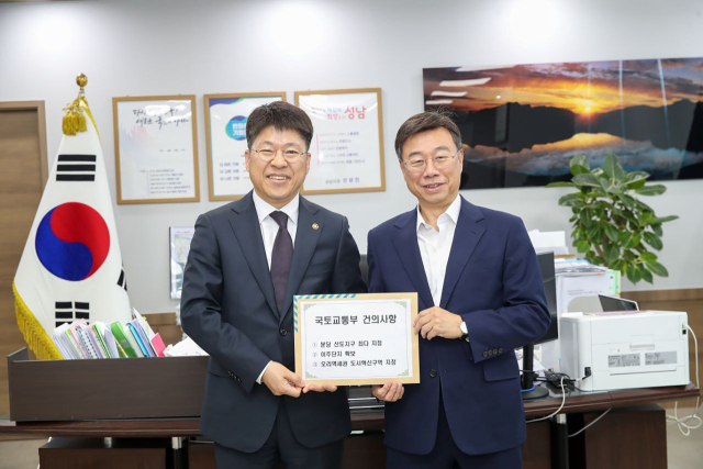 신상진 성남시장(오른쪽)이 지난 9일 시청을 찾은 진현환 국토교통부 1차관에게 분당신도시 내 1기 신도시 선도지구 최다 지정을 요청하고 있다. / 사진제공=성남시
