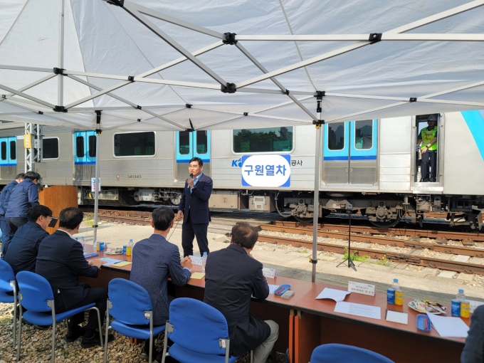 서울교통공사가 한국철도공사(코레일)와 지난 9일 서울 지하철 1·3·4호선 직통운행 구간에서 차량 고장으로 운행 불가능한 상황에 대비해  열차 구원연결 합동훈련을 실시했다./사진제공=서울교통공사