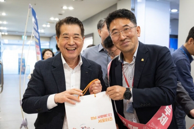 장인화 포스코그룹 회장(왼쪽)이 9일 서울 강남 포스코센터를 방문해 '전남 사랑애(愛) 서포터즈'에 가입한 뒤 강경문 전남도 고향사랑과장과 기념촬영을 하고 있다./사진=전남도 