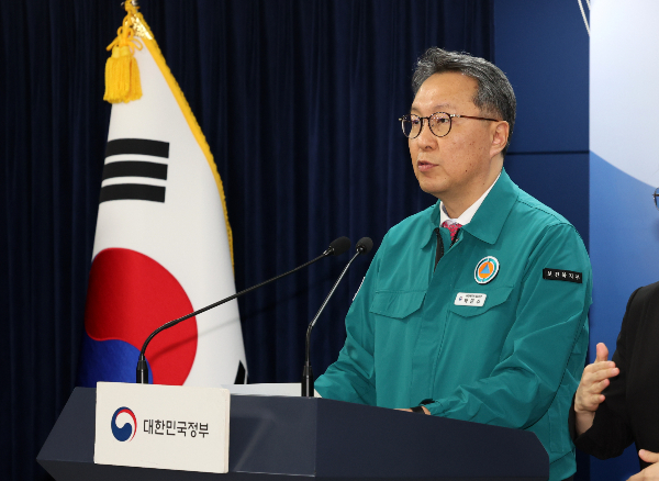 정부가 외국 의사 면허 소유자의 국내 진료 허용이 담긴 의료법 개정안에 대한 우려가 커지자 국민 건강을 위해 철저한 안전장치를 갖출 것이라고 설명했다. 박민수 보건복지부 제2차관이 10일 오전 서울 종로구 정부서울청사에서 의사 집단행동 중대본 회의 결과 브리핑을 하고 있다. /사진=뉴시스