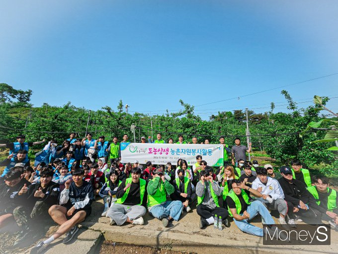 전남농협과 광주대학교 농촌자원봉사활동단은 10일 곡성군 옥과면의 한 사과 재배농가에서 일손돕기를 마친 후 기념촬영을 하고 있다/사진=농협전남본부 제공. 