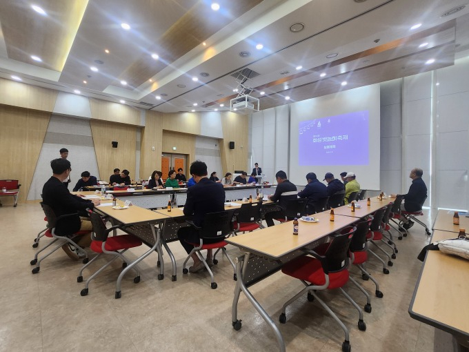 화성시 관계자들이 9일 전곡항 클럽하우스에서 화성 뱃놀이 축제 주민설명회를 개최하고 있다. / 사진제공=화성시 
