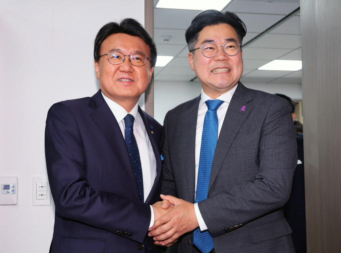 박찬대 더불어민주당 원내대표가 10일 황운아 조국혁신당 원내대표를 예방했다. 사진은 박 원내대표(오른쪽)가 10일 서울 여의도 국회 의원회관에서 황 원내대표를 만난 모습. /사진=뉴시스(공동취재)  