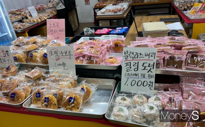 프랜차이즈 빵집의 높은 빵값에 '1000원 빵집'을 찾는 이들이 많아졌다. 사진은 이대역 내에 위치한 '1000원 빵집'의 모습. /사진= 김가현 기자     