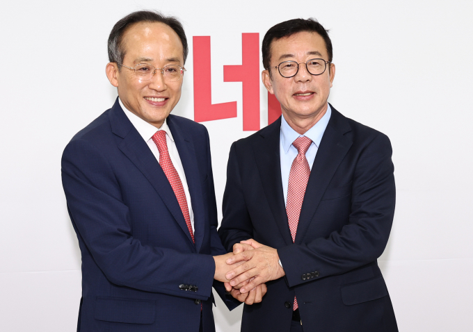 홍철호 대통령실 정무수석이 추경호 국민의힘 신임 원내대표를 만나 축하 인사를 전했다. 사진은 추 원내대표(왼쪽)가 10일 서울 여의도 국회에서 홍 정무수석을 접견한 모습. /사진=뉴스1