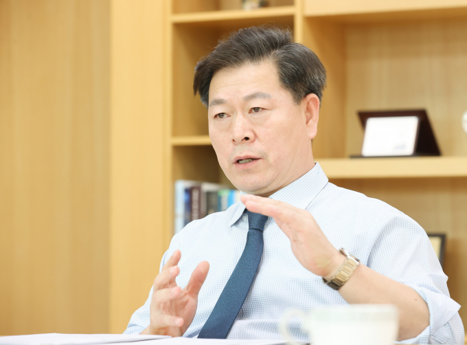 박승원 광명시장은 10일 제22대 총선 후보자들의 공약을 검토해 시정에 적극적으로 반영하겠다는 뜻을 밝히고 있다. / 사진제공=광명시