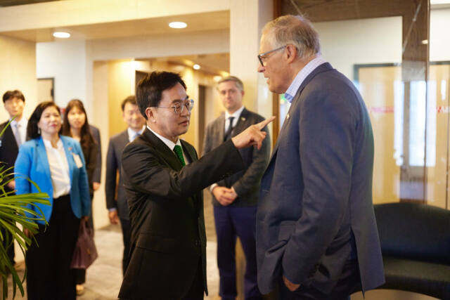 김동연 경기도지사가 9일 오후(현지시간) 미국 워싱턴주 시애틀에 있는 워싱턴주지사 사무실에서 제이 인즐리 워싱턴주지사를 만나 인사를 나누고 있다. / 사진제공=경기도 