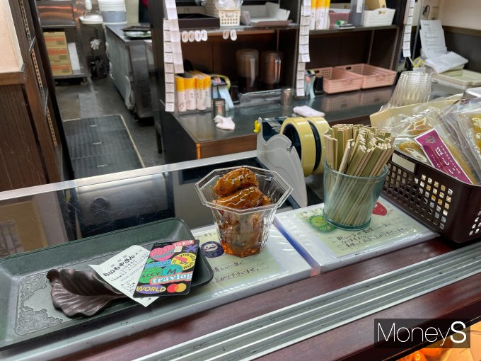  도쿄 아사쿠사 센소지 유원지에 있는 노포에서 트래블로그를 이용하면 수수료 없이 간식을 구입할 수 있다./사진=머니S