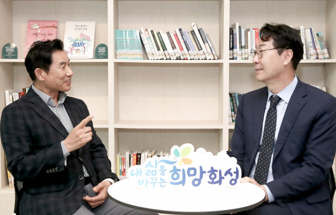  정명근 화성시장(오른쪽)이 박기관 대통령 직속 지방시대위원회 위원(왼쪽)을 초청해 화성시민의 행정서비스 개선과 복리증진을 위한 맞춤형 특례사무 발굴을 주제로 이야기를 누고 있다. / 사진제공=화성시