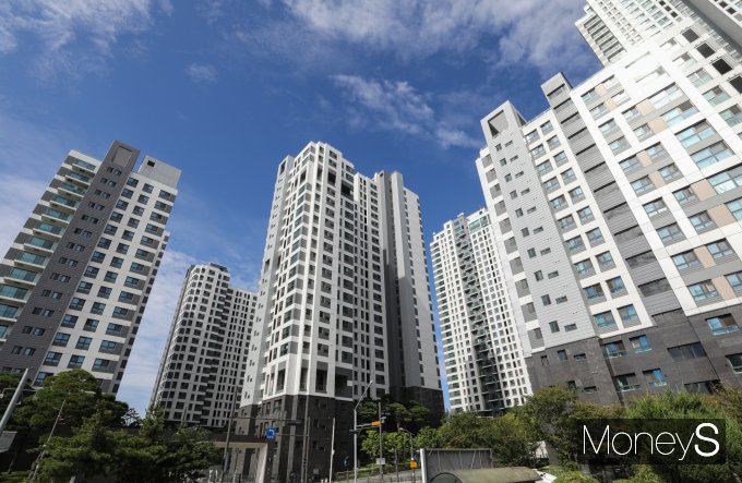 서울 서초구 반포 일대 아파트 단지가 빠른 재건축 추진을 앞세워 강남권 고가아파트 대표 지역으로 거듭나고 있다. 사진은 서울 서초구 반포동 고가 아파트인 아크로리버파크. /사진=뉴시스