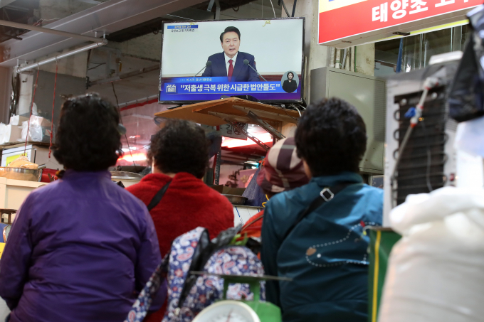 윤석열 대통령이 민생 물가를 살피기 위해 전통시장을 방문했다. 사진은 지난 9일 오전 대구 중구 번개시장에서 윤석열 대통령 취임 2주년 국민보고 및 기자회견을 지켜보고 있는 시민들. /사진= 뉴스1
