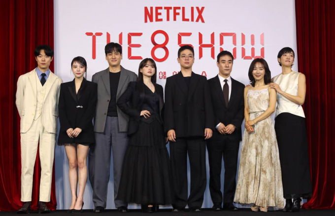 '더 에이트 쇼' 제작발표회에서 배우 류준열과 배성우가 논란에 대해 입을 열었다. 사진은 10일 오전 서울 중구 앰배서더 서울 풀만 호텔에서 열린 넷플릭스 시리즈 '더 에이트 쇼(The 8 Show)' 제작발표회에서 포즈를 취하고 있는 배우 류준열(왼쪽부터), 이열음, 박해준, 천우희, 박정민, 배성우, 문정희, 이주영. /사진= 뉴스1  