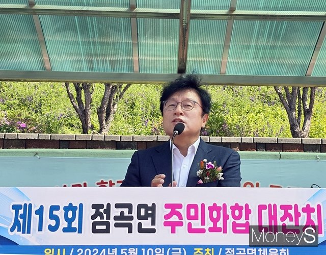 박형수 국민의힘 의성·청송·영덕·울진 국회의원 당선인이 10일 점곡면 주민화합 대잔치에서 인사말을 하고 있다./사진=황재윤 기자