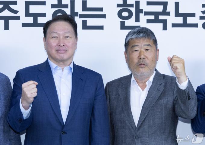 [사진] 파이팅 포즈 취하는 최태원 회장·김동명 위원장