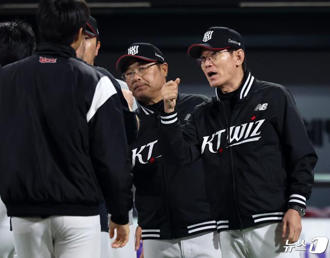 24일 오후 경기도 수원시 장안구 수원KT위즈파크에서 열린 ‘2024 신한은행 SOL뱅크 KBO리그’ 한화 이글스와 kt 위즈의 경기, 7대1 대승을 거둔 kt 이강철 감독을 비롯한 코칭스테프들이 선발승을 거둔 벤자민과 기쁨을 나누고 있다. 2024.4.24/뉴스1 ⓒ News1 김진환 기자