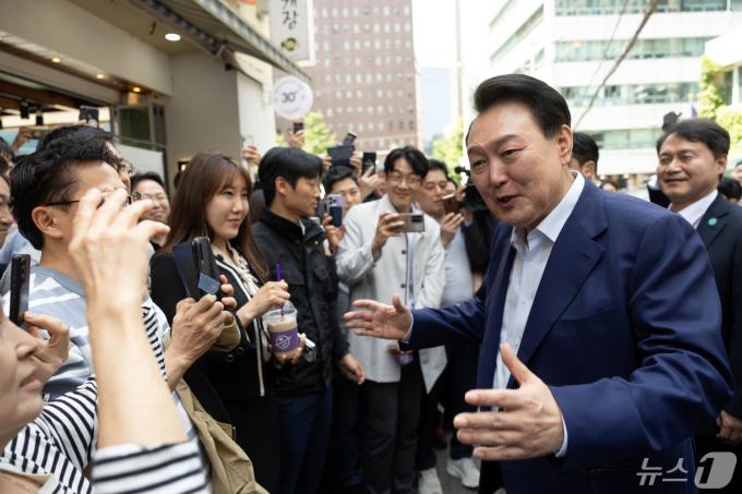 취임 2주년을 맞은 윤석열 대통령이 10일 서울 중구 다동 음식문화거리를 방문해 시민들과 인사를 나누고 있다. (대통령실 제공) 2024.5.10/뉴스1 ⓒ News1 오대일 기자