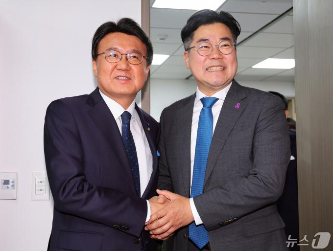 박찬대 더불어민주당 원내대표(오른쪽)가 10일 오전 서울 여의도 국회의원회관에서 황운하 조국혁신당 원내대표를 예방하고 있다.(공동취재) 2024.5.10/뉴스1 ⓒ News1 구윤성 기자