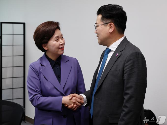 박찬대 더불어민주당 원내대표가 10일 오후 서울 여의도 국회의원회관에서 양향자 개혁신당 원내대표를 예방하고 있다. 2024.5.10/뉴스1 ⓒ News1 구윤성 기자