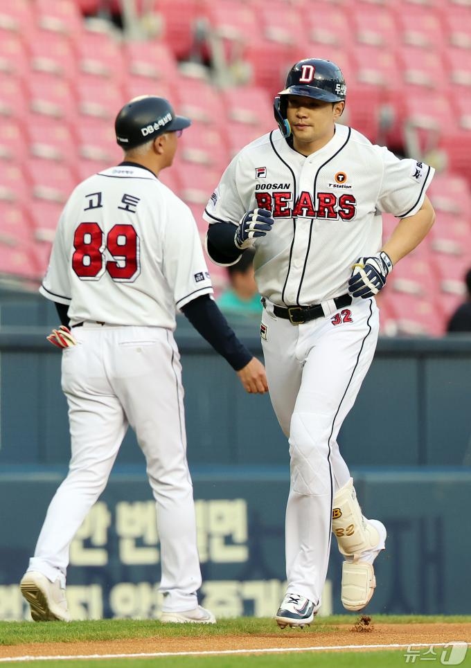 [사진] 김재환, 김유성의 어깨 든든하게 하는 선제 투런포