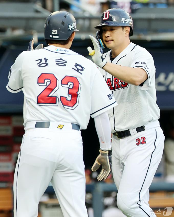 [사진] 강승호의 축하 받는 김재환