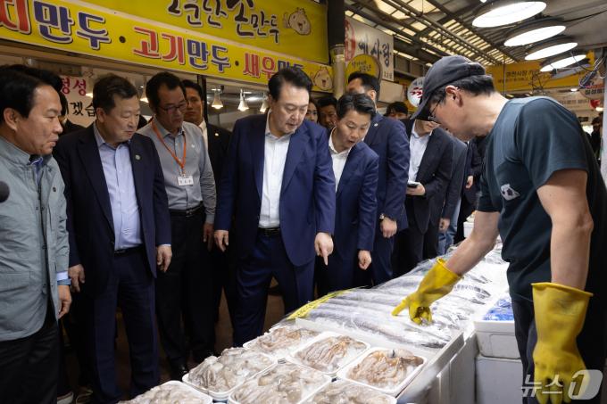 [사진] 수산물 살펴보는 윤 대통령