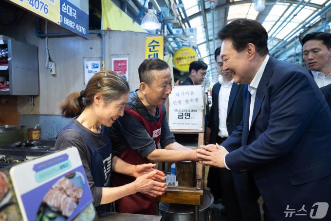 [사진] 전통시장 방문한 윤석열 대통령
