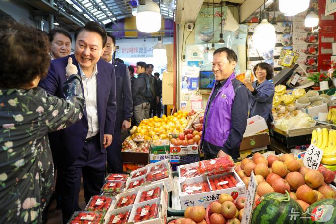 [사진] 윤 대통령, 전통시장 찾아 물가 점검