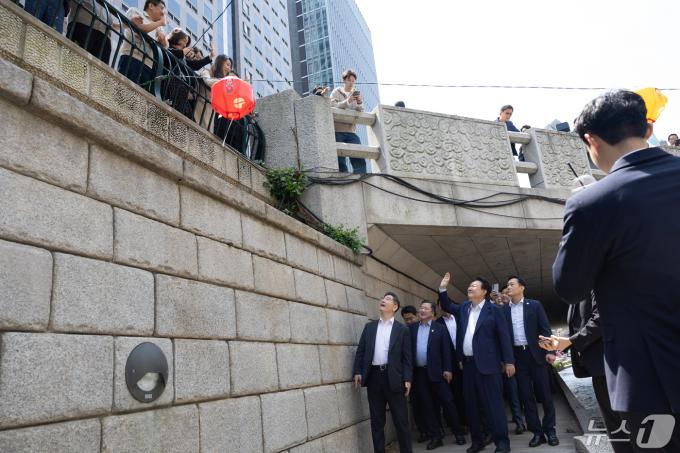취임 2주년을 맞은 윤석열 대통령이 10일 서울 중구 청계천을 방문해 시민들과 인사를 나누고 있다. (대통령실 제공) 2024.5.10/뉴스1 ⓒ News1 오대일 기자