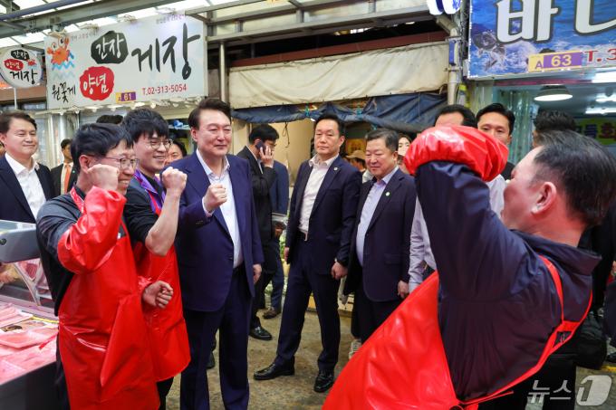 [사진] 영천시장 상인들과 기념촬영하는 윤 대통령