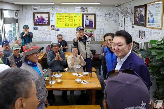[사진] 영천시장 찾은 윤 대통령
