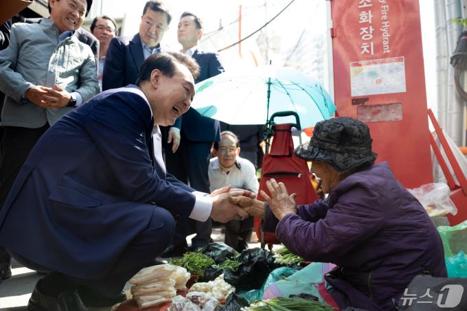 [사진] 어르신 격려하는 윤 대통령