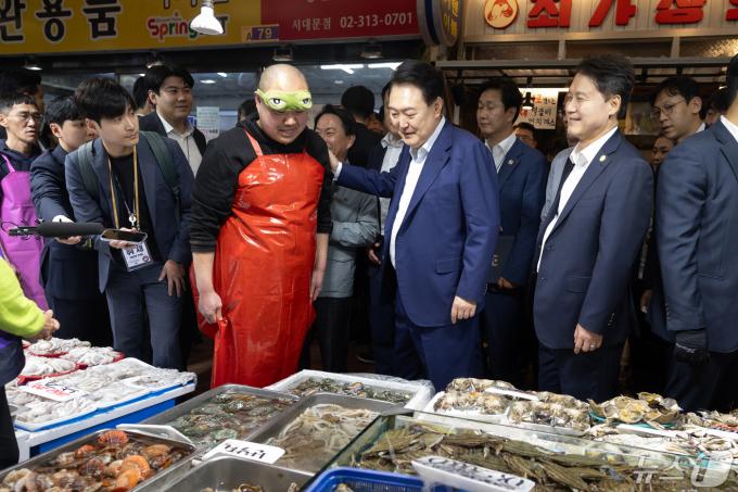 [사진] 장바구니 물가 점검 나선 윤 대통령