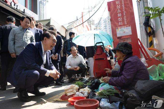 [사진] 채소 노점 어르신과 대화하는 윤 대통령