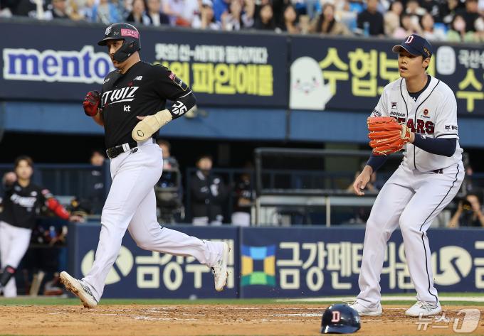 [사진] 김동주의 폭투로 득점에 성공하는 황재균