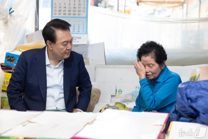 [사진] 어르신 격려하는 윤석열 대통령