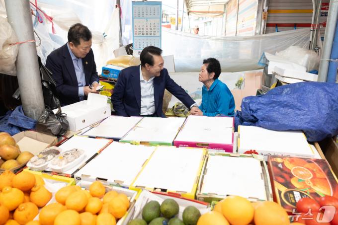 [사진] 과일 가게 어르신 격려하는 윤 대통령