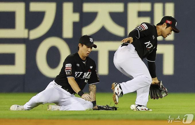 [사진] 양석환의 타구 놓치는 김민혁과 신본기