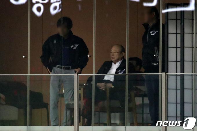 김승연 한화그룹 회장이 지난 3월29일 대전 한화생명 이글스파크를 방문했던 모습. /뉴스1 DB ⓒ News1 김기태 기자