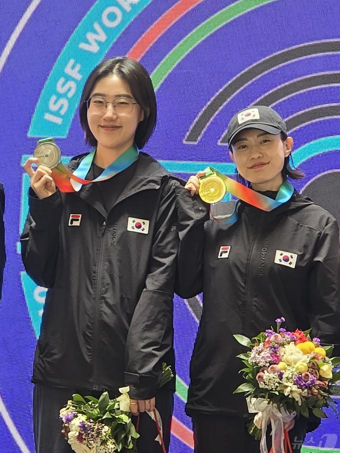 사격 월드컵에서 나란히 금, 은메달을 차지한 김예지(오른쪽)와 양지인. (대한사격연맹 제공)