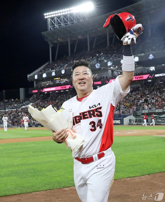 [사진] KIA 최형우, 개인 통산 500호 2루타 대업…KBO리그 역대 최초이자 아시아 최초