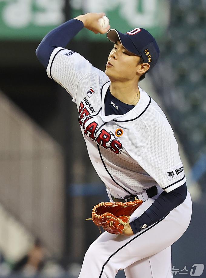 10일 오후 서울 송파구 잠실야구장에서 열린 프로야구 '2024 신한 SOL 뱅크 KBO리그' kt 위즈와 두산 베어스의 경기, 두산 김동주가 3회초 등판해 힘차게 공을 던지고 있다. 2024.5.10/뉴스1 ⓒ News1 김진환 기자