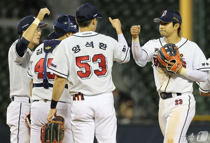 10일 오후 서울 송파구 잠실야구장에서 열린 프로야구 '2024 신한 SOL 뱅크 KBO리그' kt 위즈와 두산 베어스의 경기, 7대3 승리를 거두며 6연승을 기록한 두산 강승호(오른쪽)을 비롯한 선수들이 기쁨을 나누고 있다. 2024.5.10/뉴스1 ⓒ News1 김진환 기자