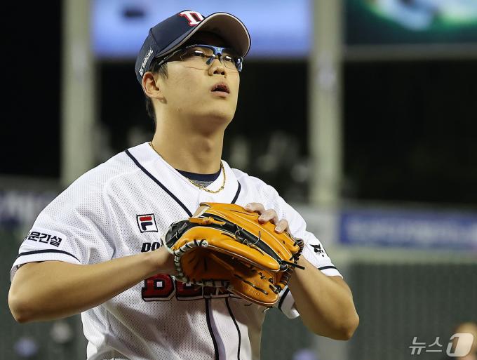 10일 오후 서울 송파구 잠실야구장에서 열린 프로야구 '2024 신한 SOL 뱅크 KBO리그' kt 위즈와 두산 베어스의 경기, 두산 이병헌이 6회초 이닝을 실점 없이 마친 뒤 더그아웃으로 향하고 있다. 2024.5.10/뉴스1 ⓒ News1 김진환 기자