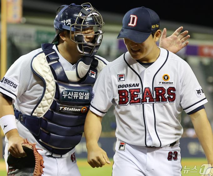10일 오후 서울 송파구 잠실야구장에서 열린 프로야구 '2024 신한 SOL 뱅크 KBO리그' kt 위즈와 두산 베어스의 경기, 두산 김택연이 7회초 무사 2,3루 위기에서 세 타자 연속 삼진을 잡아내며 이닝을 실점 없이 마친 뒤 포수 김기연과 기쁨을 나누고 있다. 2024.5.10/뉴스1 ⓒ News1 김진환 기자
