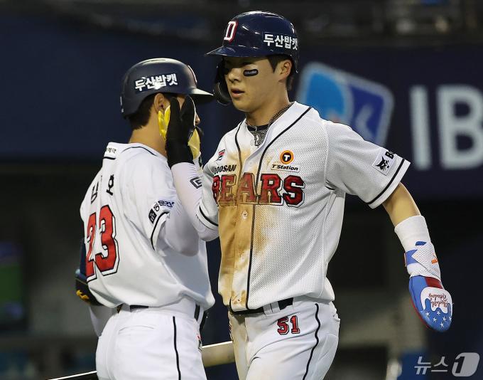 10일 오후 서울 송파구 잠실야구장에서 열린 프로야구 '2024 신한 SOL 뱅크 KBO리그' kt 위즈와 두산 베어스의 경기, 두산 조수행이 3회말 1사 3루에서 허경민의 희생 플라이로 득점에 성공 후 강승호와 하이파이브를 하고 있다. 2024.5.10/뉴스1 ⓒ News1 김진환 기자